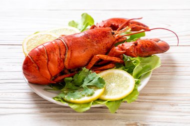 taze Haşlanmış istakoz sebze ve limon ile