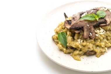 Pesto ve beyaz arka plan üzerinde izole peynir Mantarlı Risotto