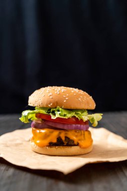 taze lezzetli biftek burger peynir ve patates kızartması ahşap arka plan üzerinde