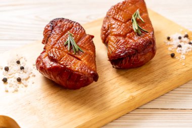 Kızarmış ördek göğsü ahşap tahta üzerinde