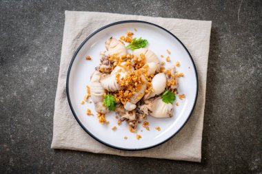 Kızarmış kalamar ya da tabakta sarımsak olan ahtapot.