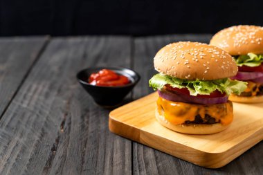 taze lezzetli biftek burger peynir ve ahşap zemin üzerine ketçap