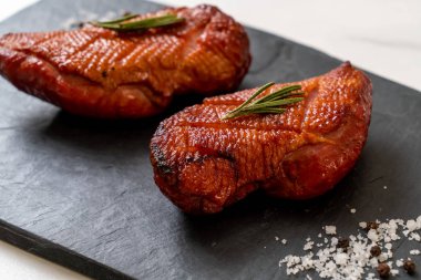 Kızarmış ördek göğsü siyah arduvaz plaka üzerinde