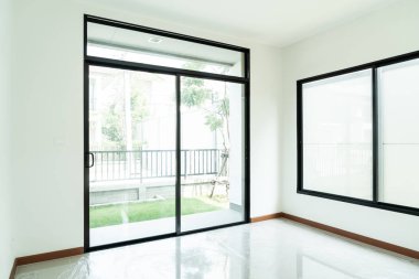 boş cam pencere ve kapı ev güneş ışığı ile