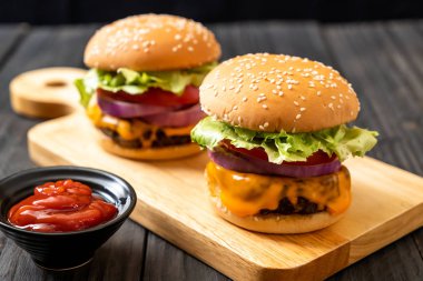 taze lezzetli biftek burger peynir ve ahşap zemin üzerine ketçap