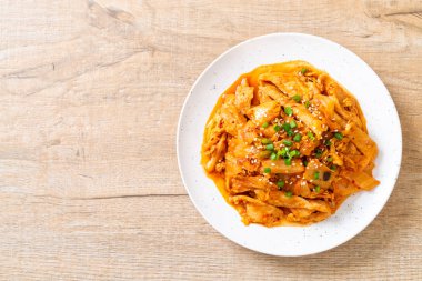 Kore usulü kimchi ile kızartılmış domuz eti.