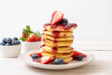 çilek, yaban mersini ve berry sos ile gözleme