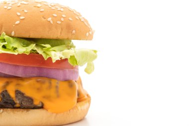 Beyaz arka plan üzerinde izole peynirli taze lezzetli biftek burger