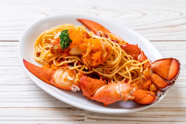 Homar Spaghetti Jajkiem Krewetki Białym Talerzu — Zdjęcie stockowe
