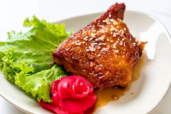 Steak Ayam Panggang Dengan Saus Teriyaki Dan Wijen — Stok Foto