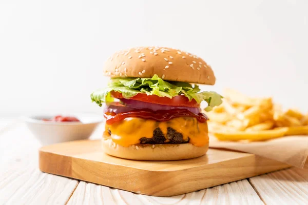 Hamburguesa Carne Fresca Sabrosa Con Queso Ketchup Sobre Fondo Madera —  Fotos de Stock