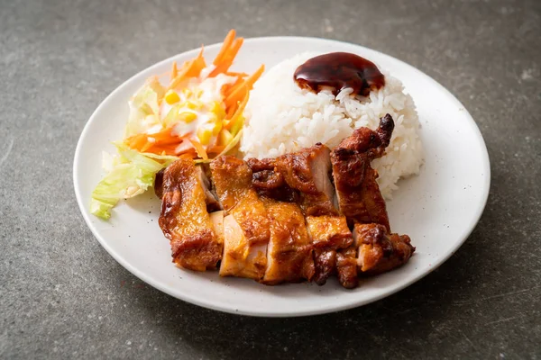 Ayam Panggang Dengan Saus Teriyaki Dan Nasi Dan Salad — Stok Foto