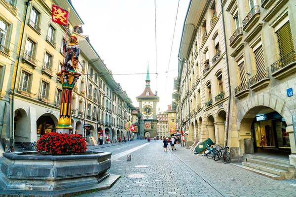 Bern Switzerland Aug 2018 People Shopping Alley Zytglogge Astronomical Clock — Stock Photo, Image