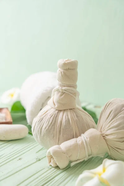 Wellness Kräuterkugel Mit Kerze Und Orchidee Schönheitskonzept — Stockfoto