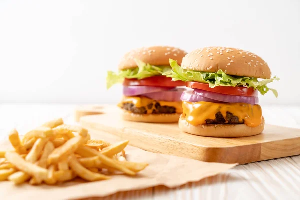 Hamburguesa Carne Fresca Sabrosa Con Queso Papas Fritas Sobre Fondo —  Fotos de Stock