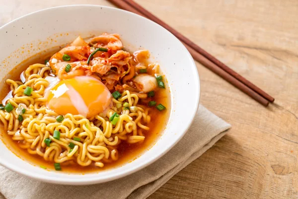 Fideos Instantáneos Coreanos Con Kimchi Huevo Estilo Ramen Coreano —  Fotos de Stock