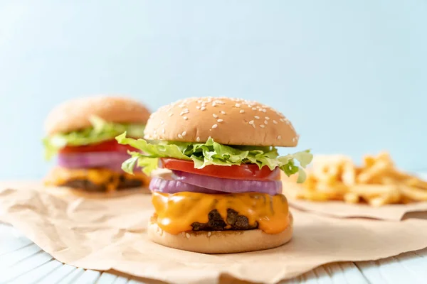 Hamburguesa Carne Fresca Sabrosa Con Queso Papas Fritas Sobre Fondo — Foto de Stock