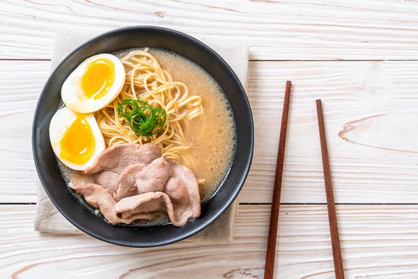 domuz eti ve yumurta - Japon tarzı ile TONKOTSU ramen erişte