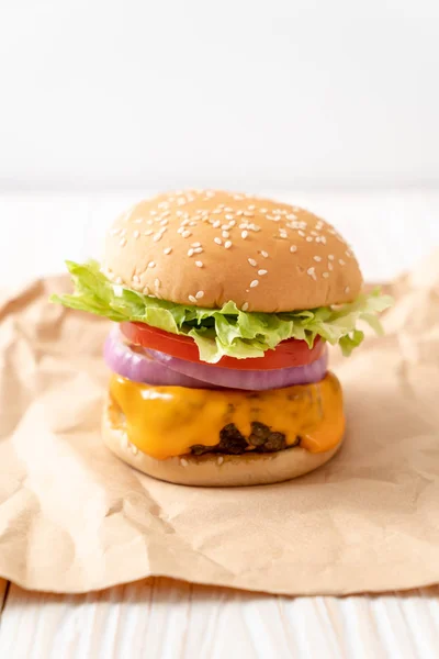 Świeża Wołowina Smaczne Burger Serem Frytki Tle Drewna — Zdjęcie stockowe