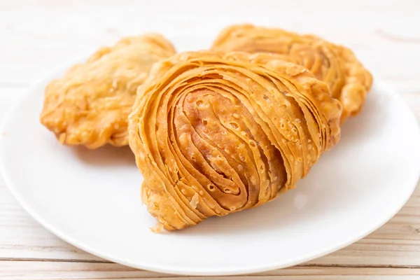 tavuk köri puf böreği ahşap arka plan üzerinde