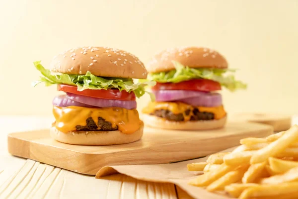 Hamburguesa Carne Fresca Sabrosa Con Queso Papas Fritas Sobre Fondo —  Fotos de Stock