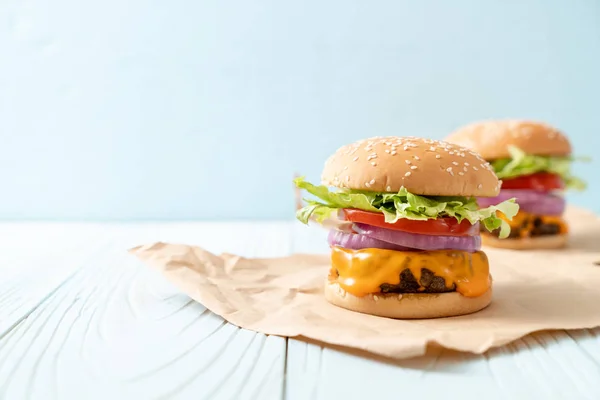 Frische Leckere Rindfleisch Burger Mit Käse Und Pommes Frites Auf — Stockfoto