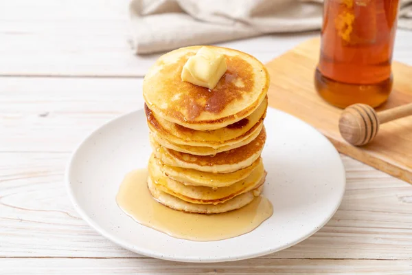 Pfannkuchen Stapeln Sich Mit Butter Und Honig — Stockfoto