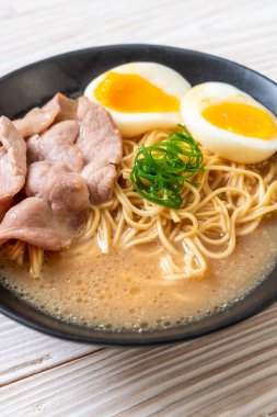 domuz eti ve yumurta - Japon tarzı ile TONKOTSU ramen erişte