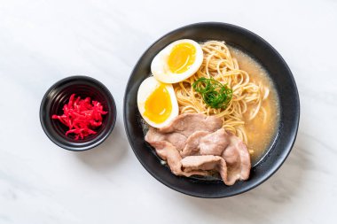 domuz eti ve yumurta - Japon tarzı ile TONKOTSU ramen erişte