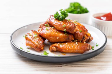 Beyaz susamlı ızgara tavuk kanadı.