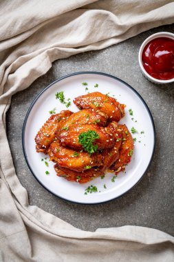 Beyaz susamlı ızgara tavuk kanadı.