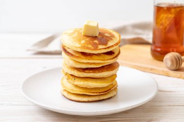 tereyağı ve bal ile krep yığını