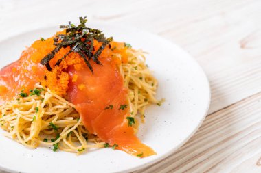 spagetti ile füme somon ve karides yumurta - füzyon gıda tarzı