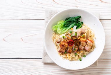 gevrek domuz yağı ve mantı - Asya gıda tarzı ile yumurta şehriye çorbası