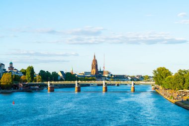 Frankfurt am Main manzarası twilight saat sırasında.