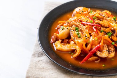 tavada kızartılmış ahtapot veya kalamar ile Kore baharatlı hamur (osam bulgogi) - Kore Gıda tarzı