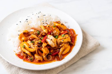 tavada kızartılmış ahtapot veya kalamar ve pirinç - Kore yemeği tarzı ile Kore baharatlı hamur (osam bulgogi)