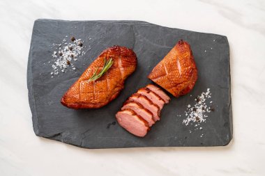 Kızarmış ördek göğsü siyah arduvaz plaka üzerinde