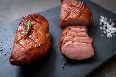 Kızarmış ördek göğsü siyah arduvaz plaka üzerinde