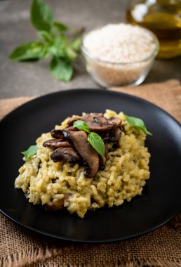Pesto ve peynir ile ev yapımı Mantarlı Risotto