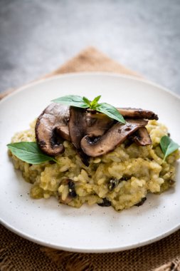 Pesto ve peynir ile ev yapımı Mantarlı Risotto