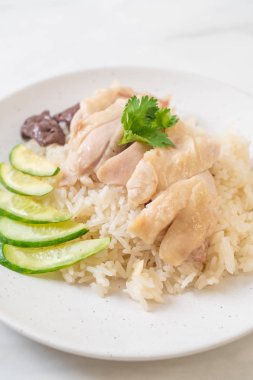 Hainanese tavuklu pilav ya da haşlanmış tavuklu pilav - Asya gıda tarzı