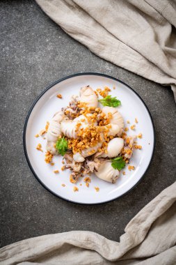 Kızarmış kalamar ya da tabakta sarımsak olan ahtapot.