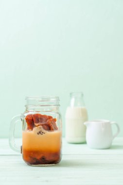 Tay çay buz küpü ile ahşap arka plan üzerinde süt