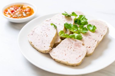 Domuz sosisi Vietnam dili veya Vietnamca soslu domuz buğulama