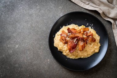 Çıtır pastırmalı ve peynirli risotto.