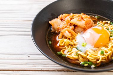 Kimchi ve yumurta - Korece ramen tarzı ile Kore anlık erişte