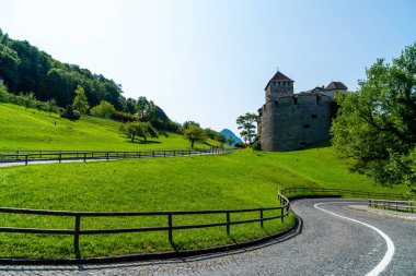 Güzel mimari Kalesi'nde Vaduz, Liechtenstein Prens mavi gökyüzü ile resmi konutu
