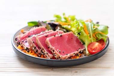 Taze ton balığı ve sebze salatası. Sağlıklı yemek.