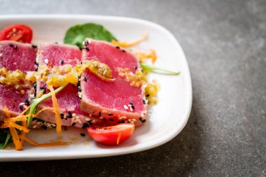 Taze orkinos ile baharatlı salata sosu - ham sağlıklı gıda